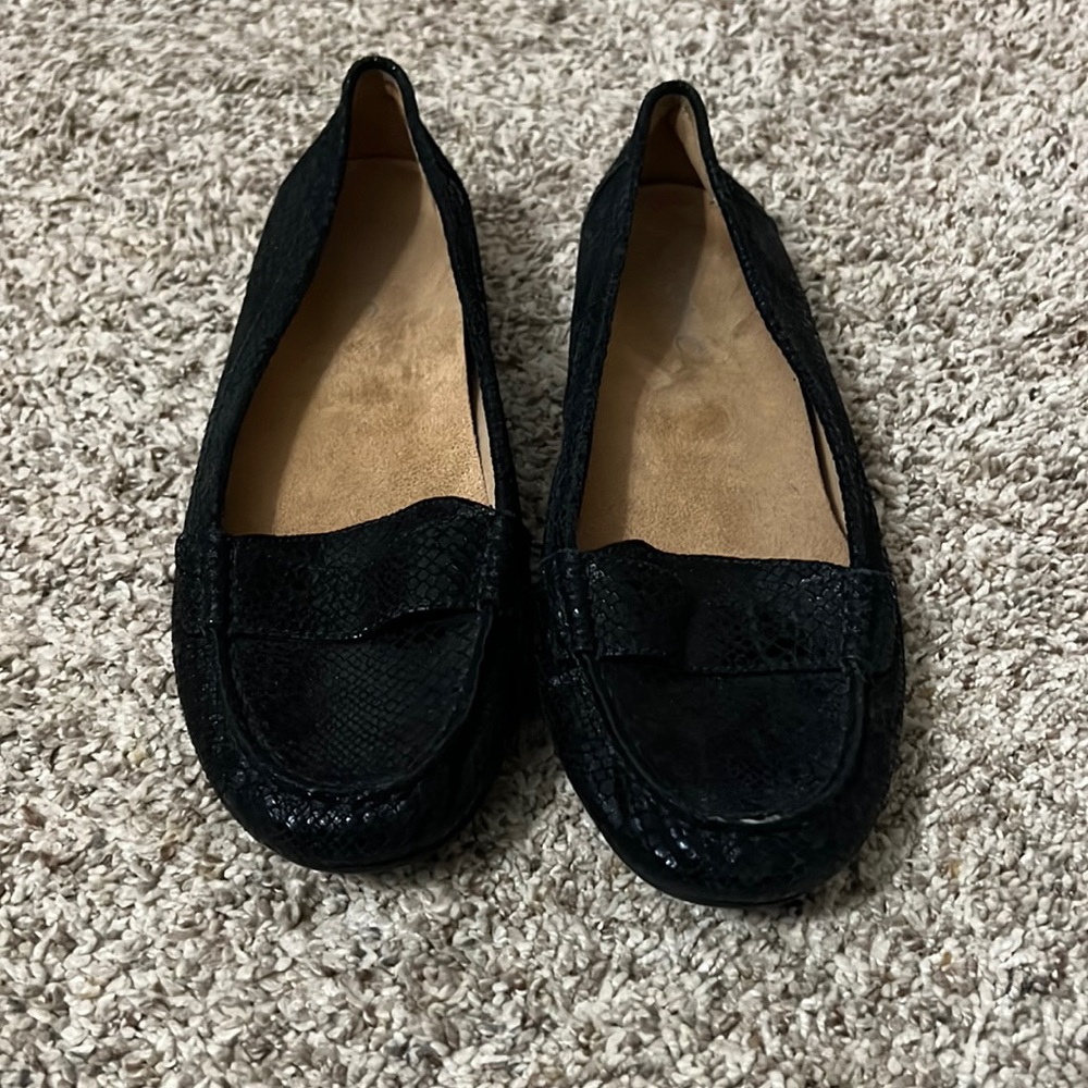 Like new Vionic snakeskin loafers